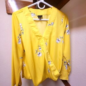 Worthington medium yellow floral blouse